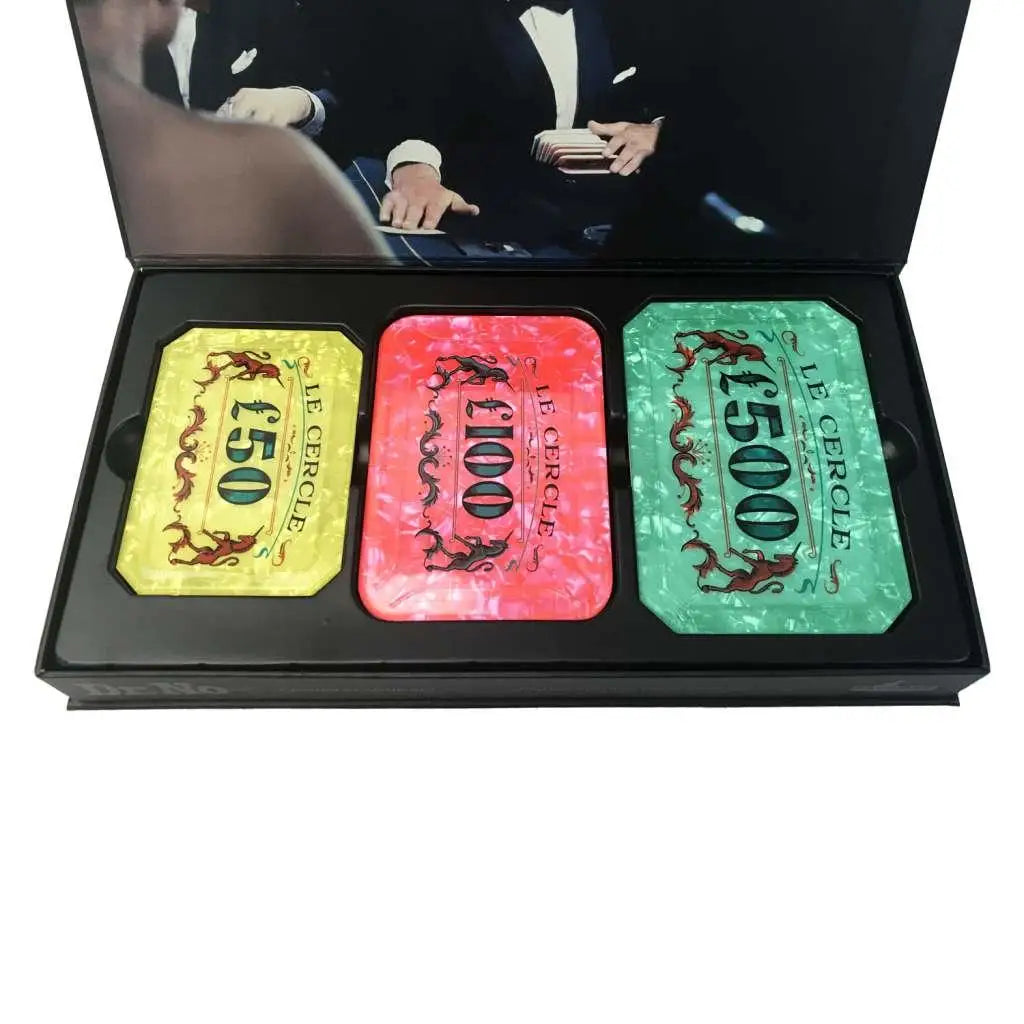 Tre färgglada pokerchips i guld med drakmotiv från James Bond Dr. No Casino Set