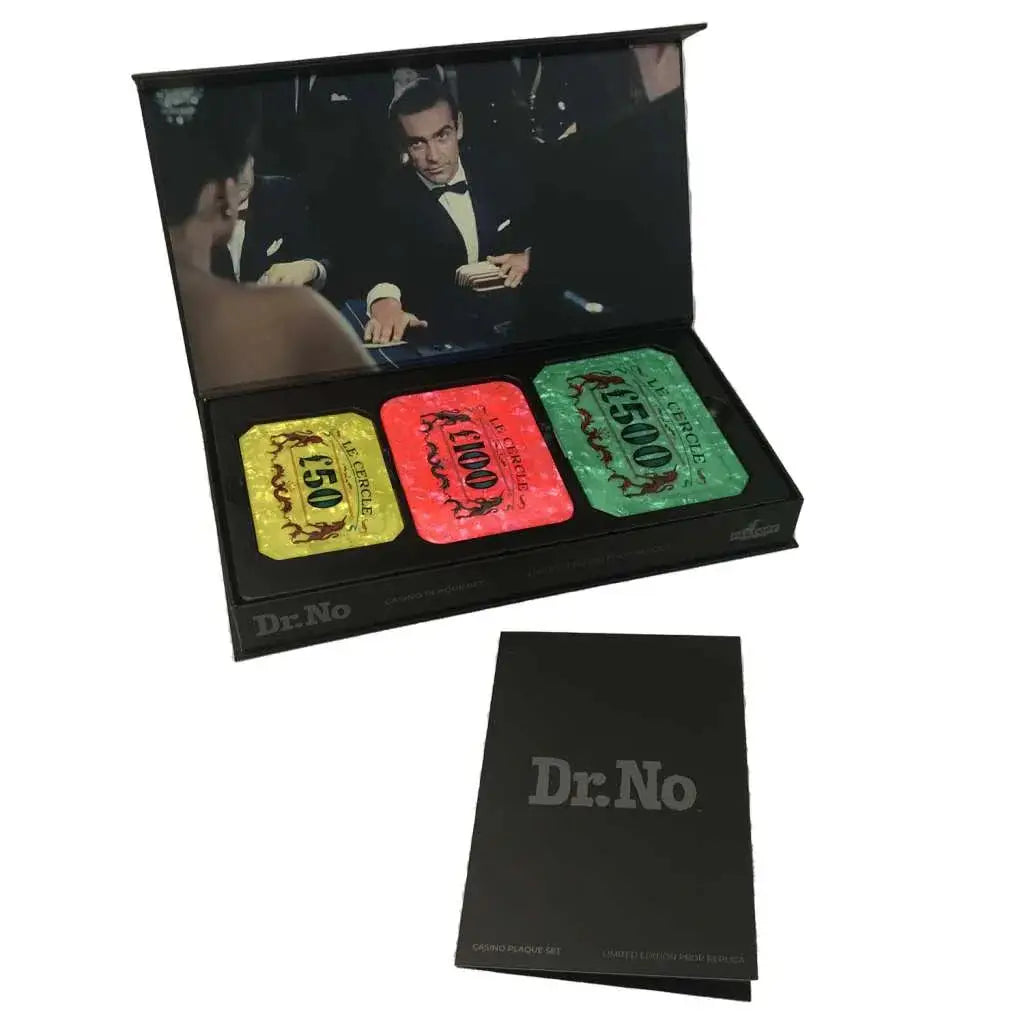 Svart låda med guldfärgade, röda och gröna pokermarker med ornamentala mönster och Dr. i James Bond Dr. No Casino Set Limited Edition Replica