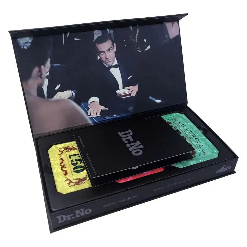Svart rektangulär låda med Dr. No i James Bond Casino Set Limited Edition Replica