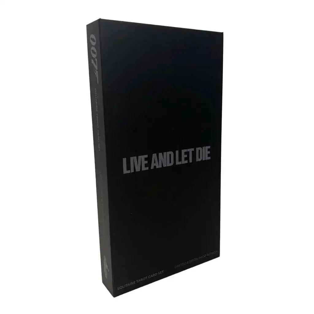 Svart rektangulär låda med silver 007-logo och Live and Let Die-text, limited edition solitaire tarotset i James Bond Live and Let Die Tarot Prop