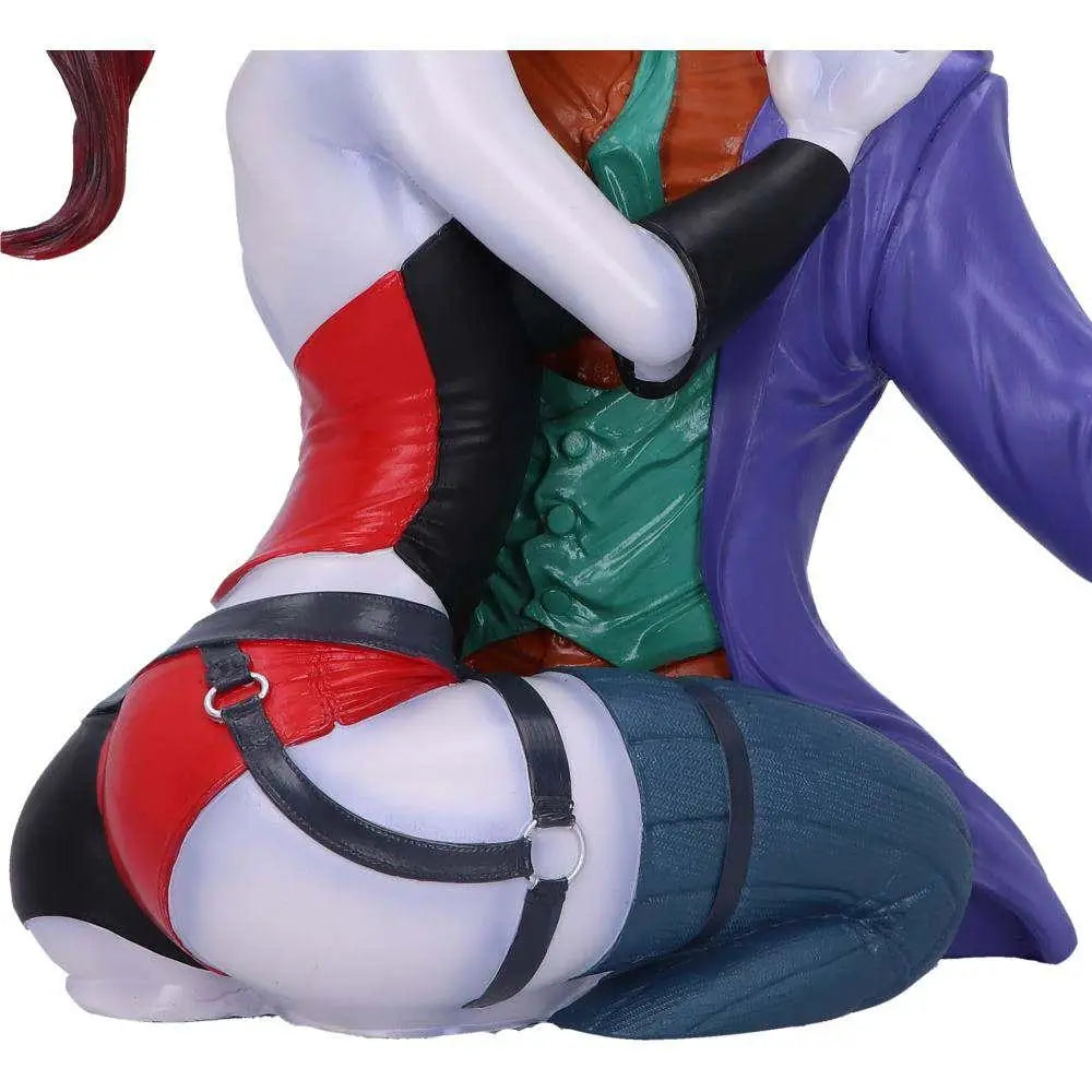 Harley Quinn-figur i röd-vit-svart korsett, grön väst och lila rock från Joker & Harley Quinn-byst