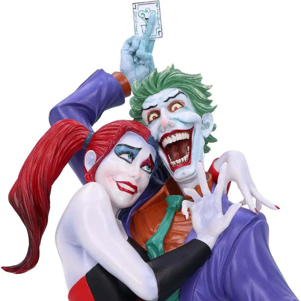 Glänsande hartsbyst av Joker och Harley Quinn i ikoniska dräkter