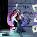 Detaljerad Joker och Harley Quinn-byst i dynamisk pose med lila, grön, röd och svart