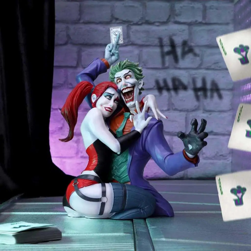 Detaljerad Joker och Harley Quinn-byst i dynamisk pose med lila, grön, röd och svart