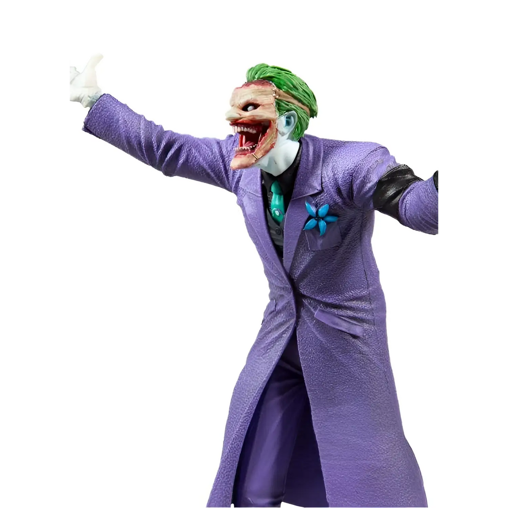 Lila statyett i Joker Capullo-stil med lila lång kappa, grönt hår och turkos blompin