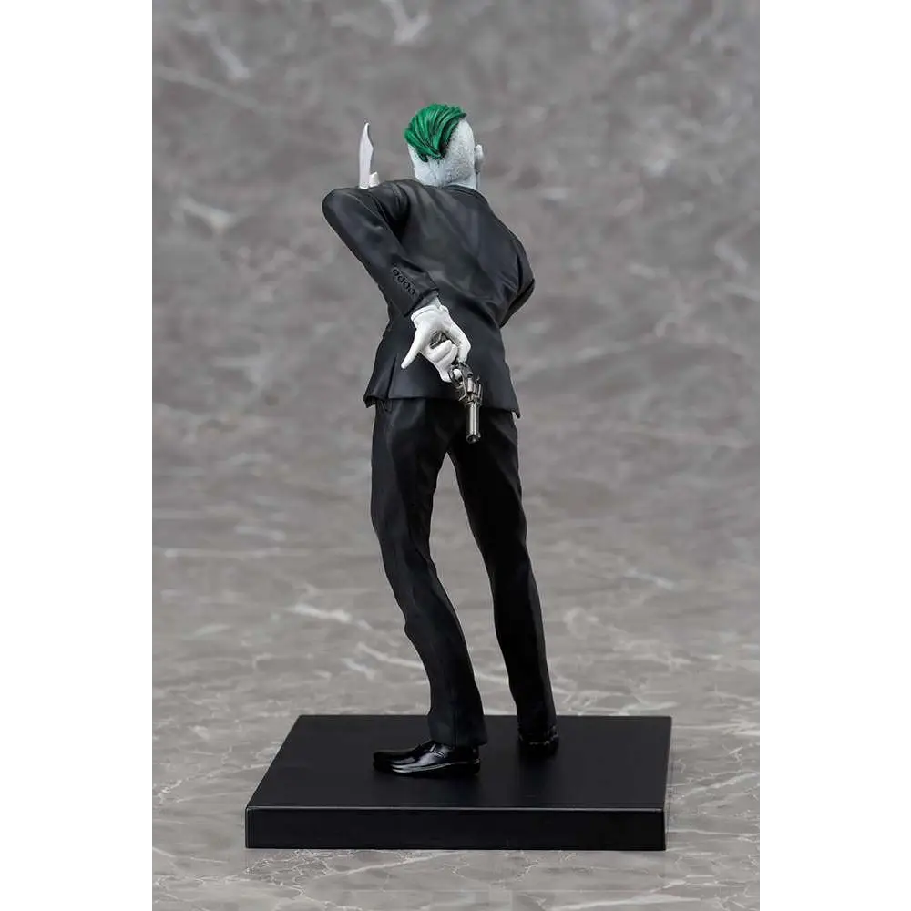 Joker New 52 ARTFX+ statyett med svart kostym, gröna hår, vita handskar, kniv och revolver