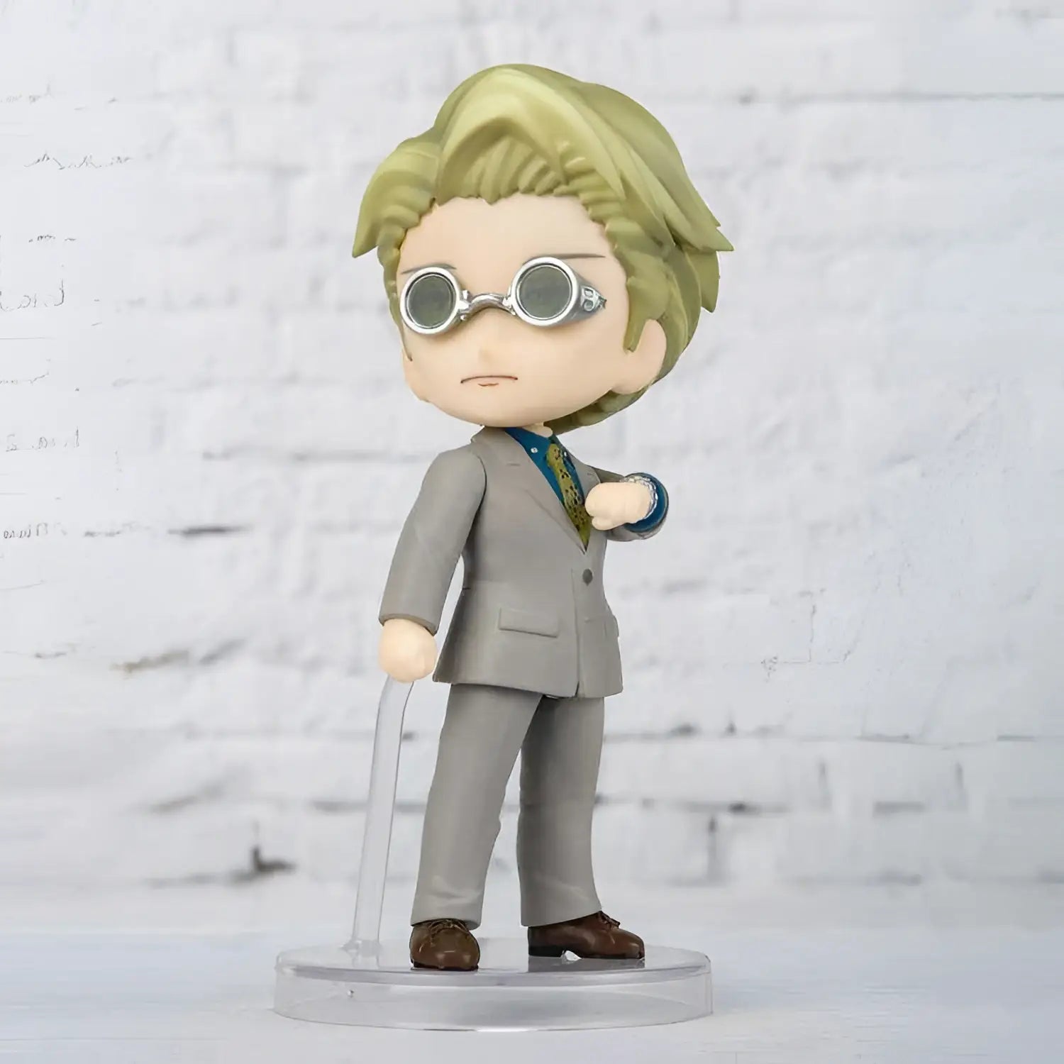 Chibi Jujutsu Kaisen Kento Nanami med blont hår och ångpunk-goggles i grå kostym