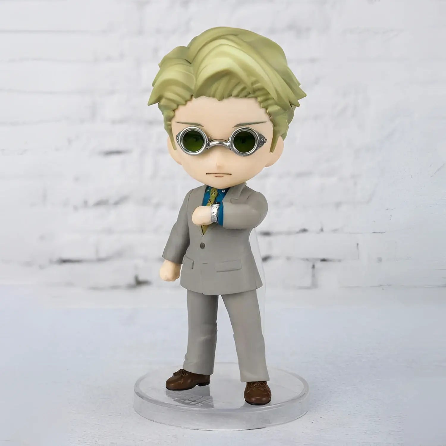 Chibi-figur av Jujutsu Kaisen Kento Nanami i grå kostym med goggles