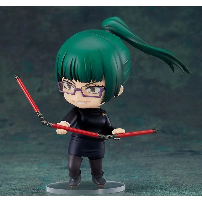 Chibi Nendoroid-figur av Maki Zenin med grönt hår, lila glasögon och röda nunchaku