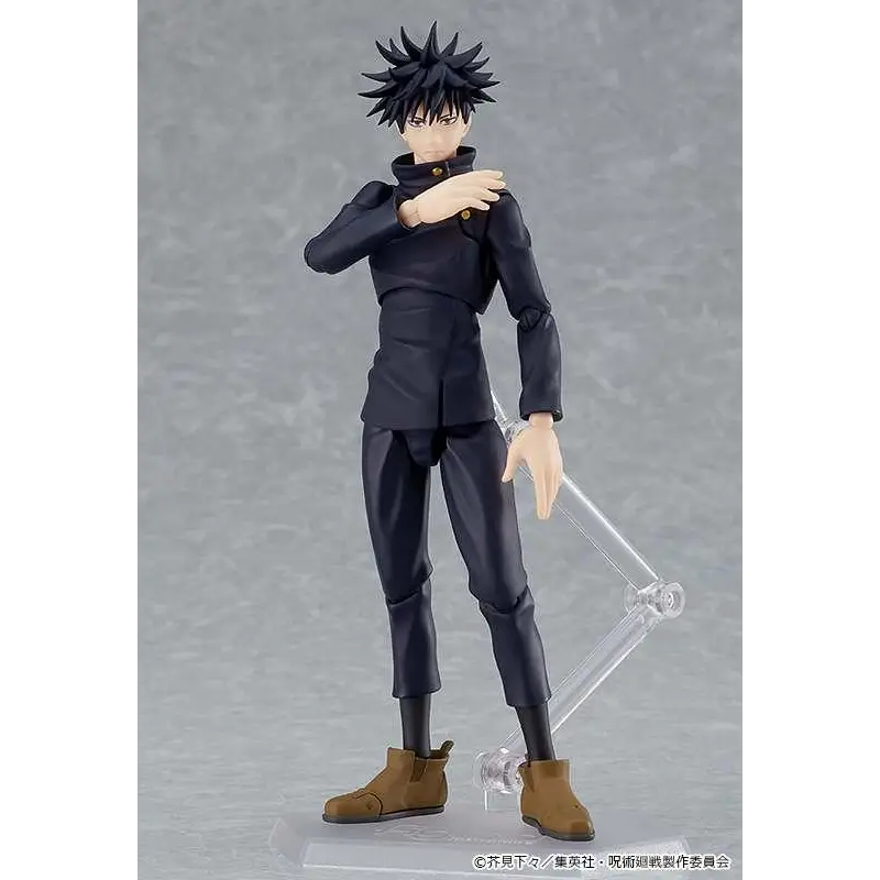 Jujutsu Kaisen Megumi Fushiguro figma: svart spretthårig figur i marinblå uniform med guldknappar och bruna stövlar på displayställ