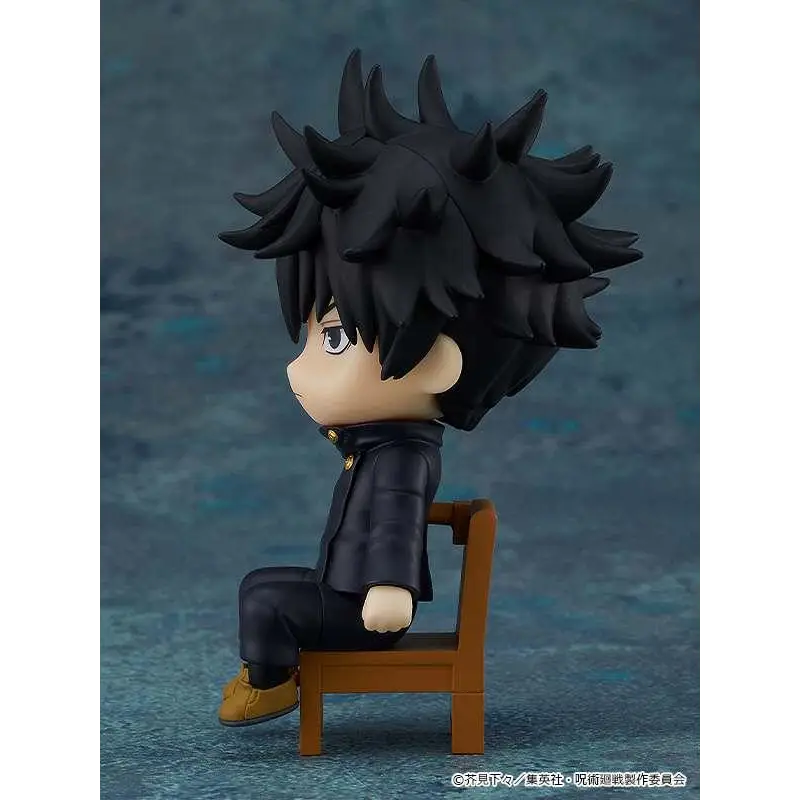 Jujutsu Kaisen Megumi Nendoroid Swacchao! chibi figur med svart spretthår i mörk jacka, sittande på trädstol