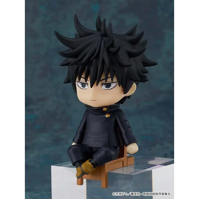 Jujutsu Kaisen Megumi Nendoroid Swacchao! figurin med svart spretthår, sittande på trästol