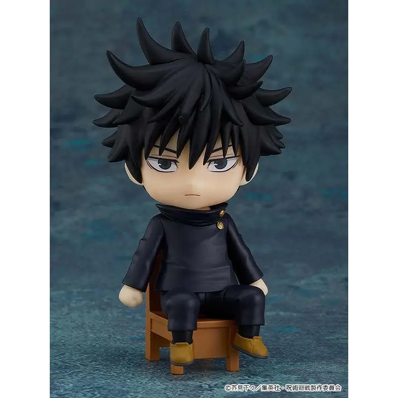 Jujutsu Kaisen Megumi Nendoroid Swacchao! figurin med svart spretthår i svart outfit, sittande på trästol