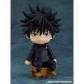Jujutsu Kaisen Megumi Nendoroid Swacchao! figurin med svart spretthår i svart outfit, sittande på trästol