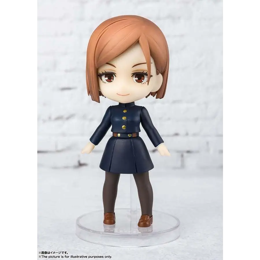 Chibi-figur av Nobara Kugisaki från Jujutsu Kaisen i marinblå uniform