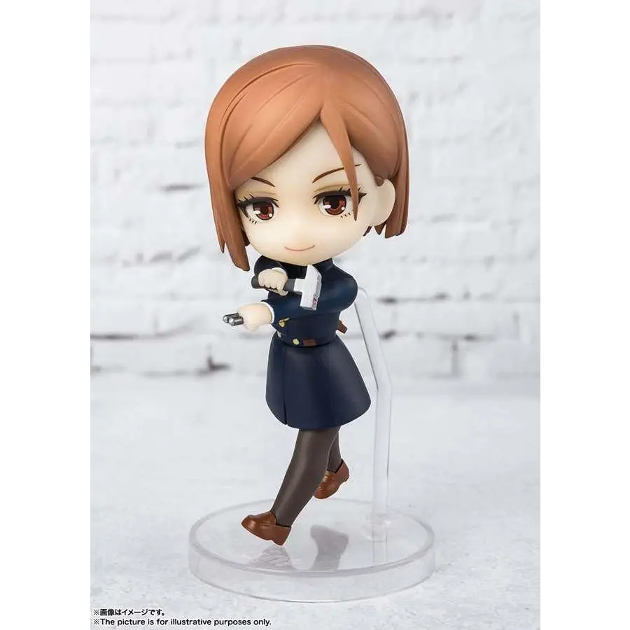 Chibi Nobara Kugisaki-figur med kort brunt hår i marinblå uniform