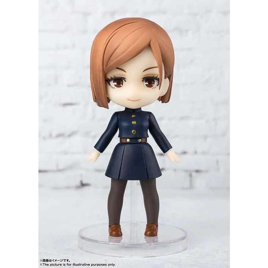 Chibi-figur av Nobara Kugisaki från Jujutsu Kaisen i marinblå uniform