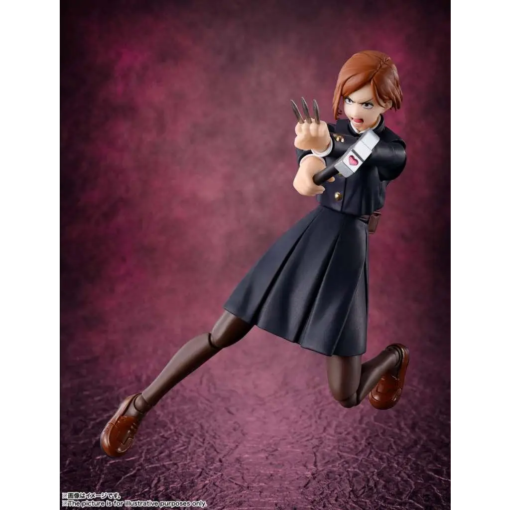 Jujutsu Kaisen Nobara Kugisaki SH Figuarts figur med svartbrun uniform, klohander, tygtextur och vit sash med rosa hjärta