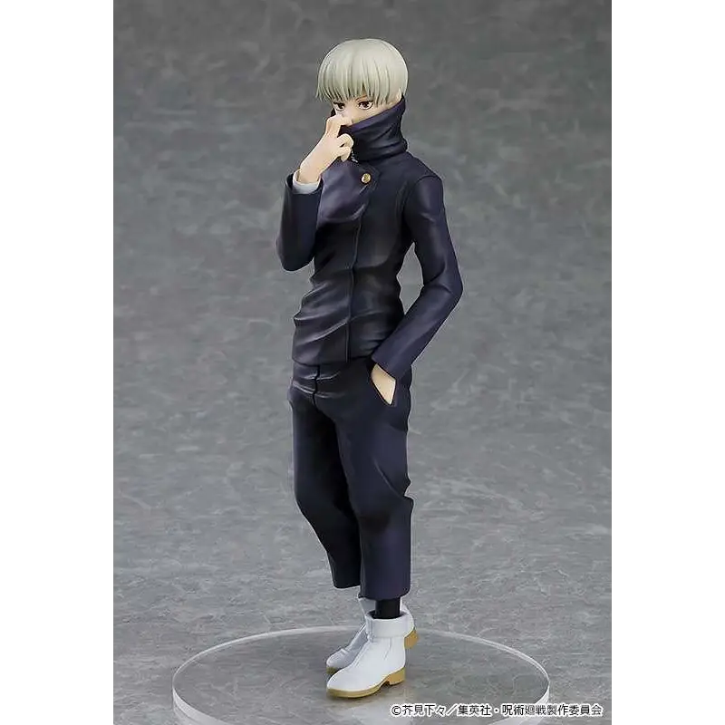 Mörkblå läderliknande uniform med vita stövlar, hög krage och gulddetaljer för Toge Inumaki Jujutsu Kaisen POP UP PARADE-figur