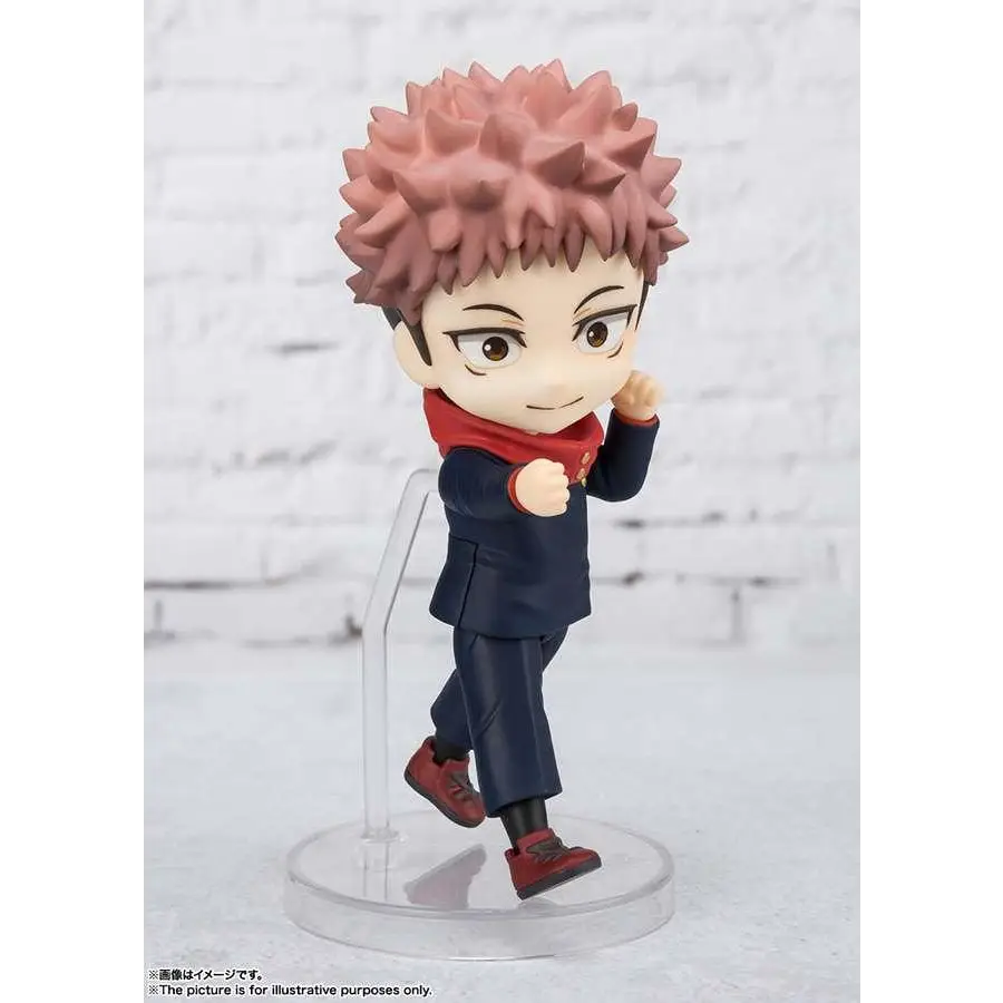 Chibi-figur av Yuji Itadori från Jujutsu Kaisen med spretigt rosa hår i marinblå kostym och röd scarf