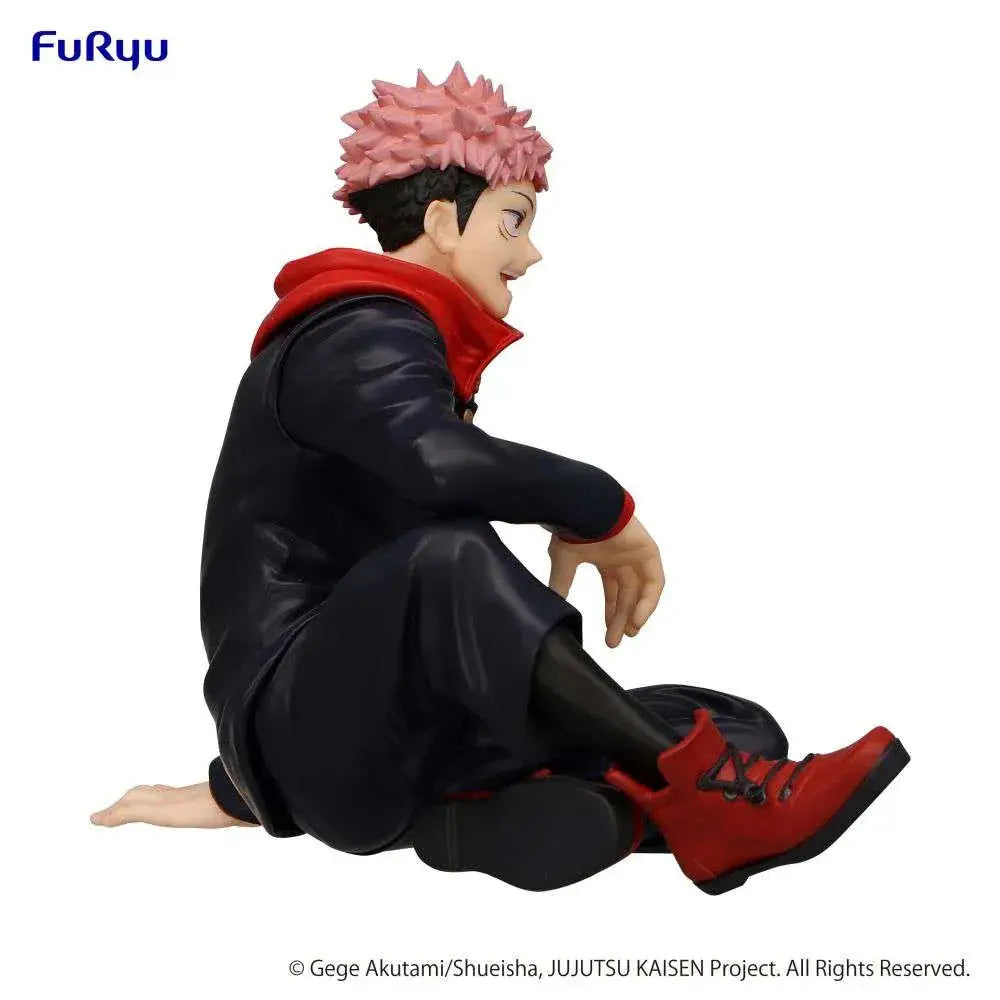 Jujutsu Kaisen Yuji Itadori Noodle Stopper figur med rosa hår i svart-röd outfit av Furyu