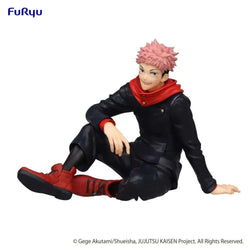 Furyu Jujutsu Kaisen Yuji Itadori Noodle Stopper figurin med spikig rosa hår, svart outfit med röda accenter och matchande röda stövlar