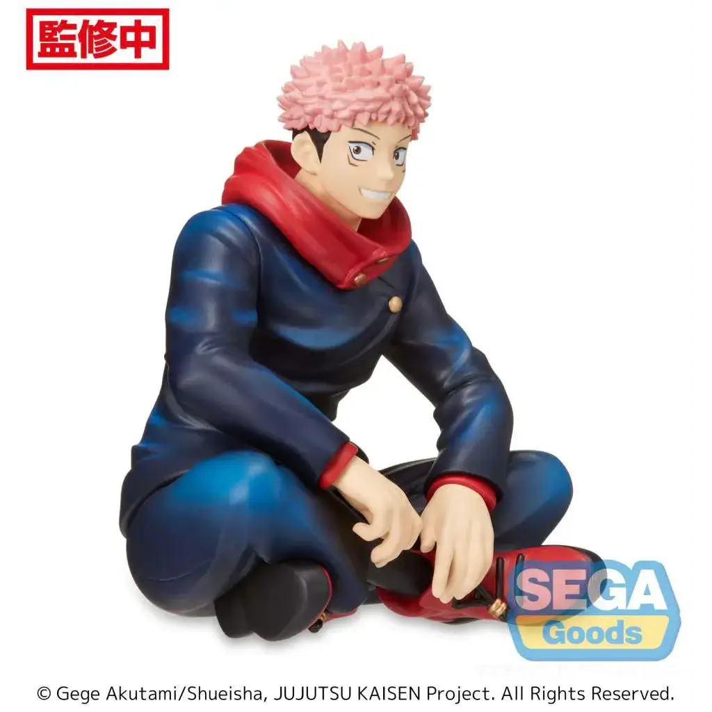 Jujutsu Kaisen Yuji Itadori rosa-hårig figur i marinblå röd uniform, knäböjd vid röd föremål