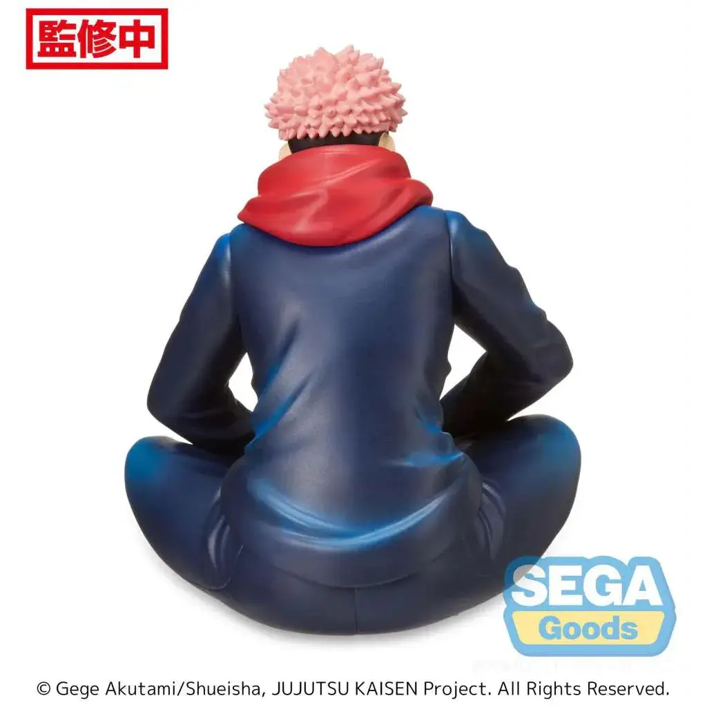 Jujutsu Kaisen Yuji Itadori sittande SPM-figur i mörkblått, spikig rosa hår och röd hood