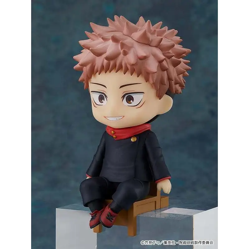 Chibi Jujutsu Kaisen Yuji Itadori-figur i svart uniform med rosa hår