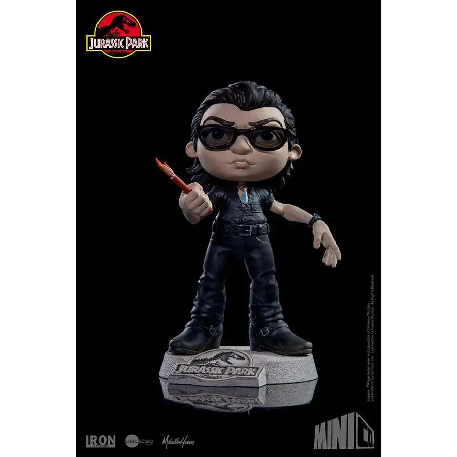 Svart vinylfigur av chibi-stiliserad Ian Malcolm med solglasögon och fackla