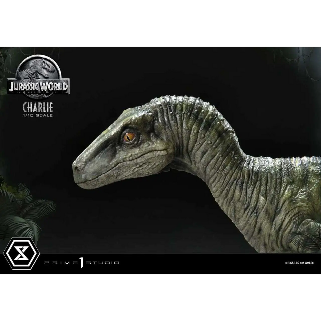 Grågrön, texturerad 1/10-skala Jurassic World Charlie Prime dinosauriehuvudstaty med detaljerade fjäll och bärnstensögon