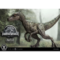 Detaljerad 1/10-skala staty av Charlie, velociraptor från Jurassic World, i realistiska grå och gröna fjäll