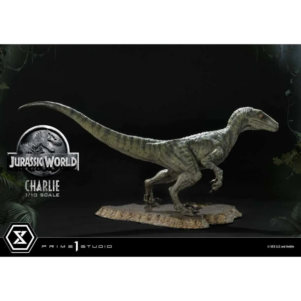 Detaljerad 1/10-skala staty av velociraptorn Charlie från Jurassic World med realistiska gröna och grå fjäll
