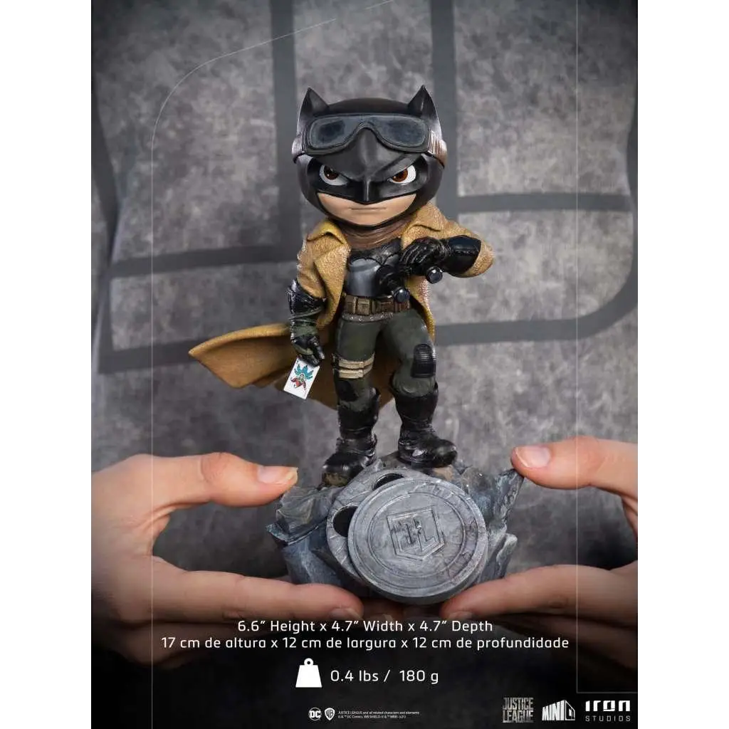 Chibi Justice League Knightmare Batman MiniCo-statyett i svart och tan dräkt med goggles på grå emblembas