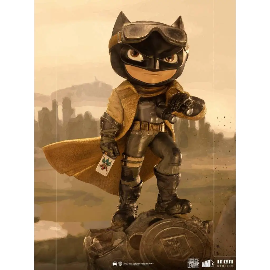 Chibi-stil Justice League Knightmare Batman MiniCo-staty i svart och guld rustning med glasögon, mantel och taktisk utrustning