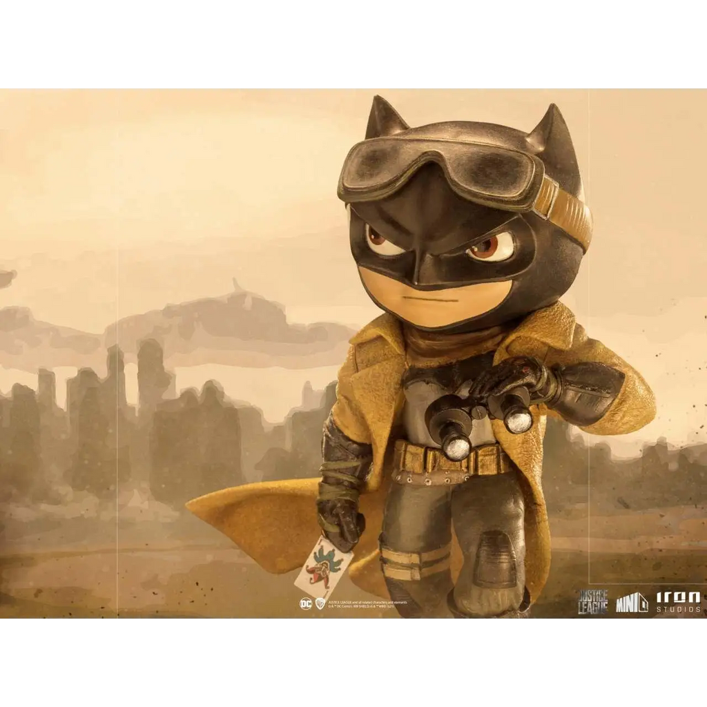 Chibi Batman i beige trenchcoat och glasögon med kikare, Justice League Knightmare MiniCo-staty