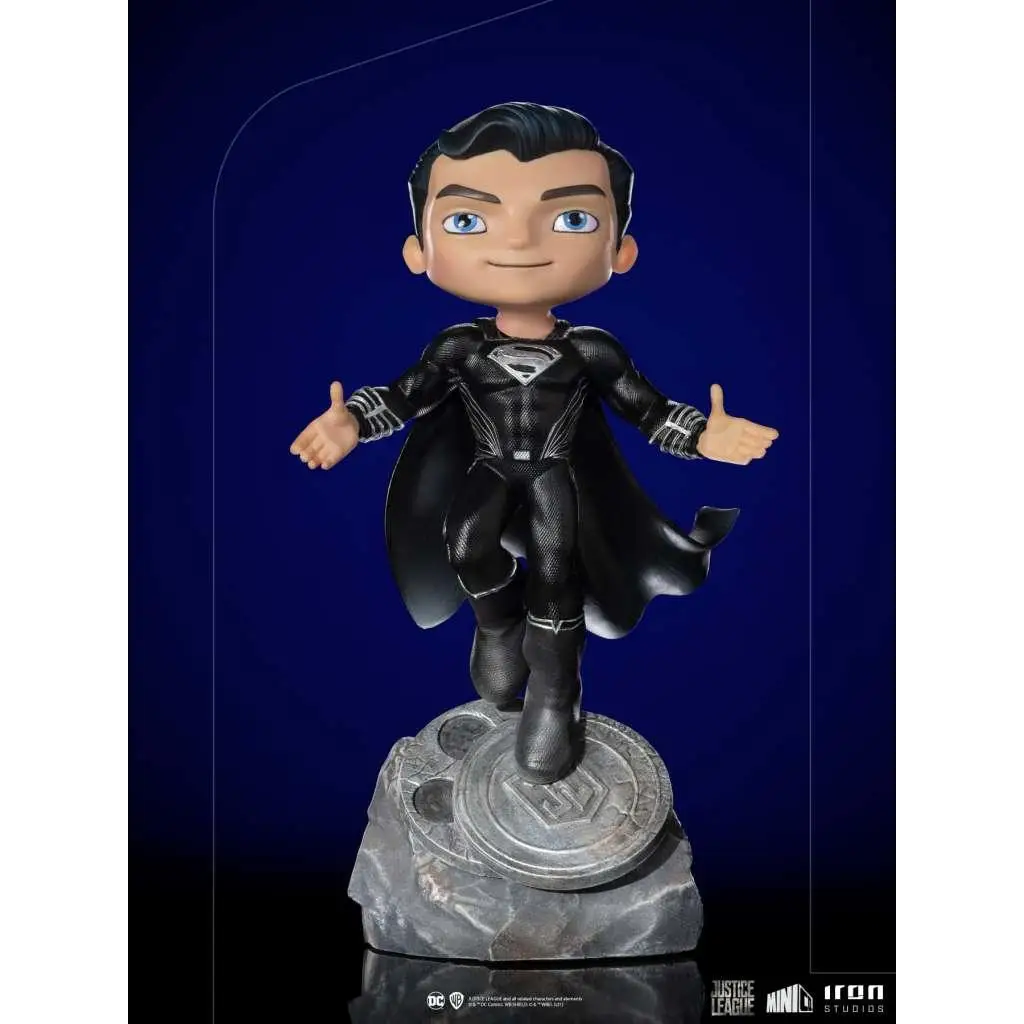 Svart Superman-figur med glansig finish från Justice League MiniCo Staty