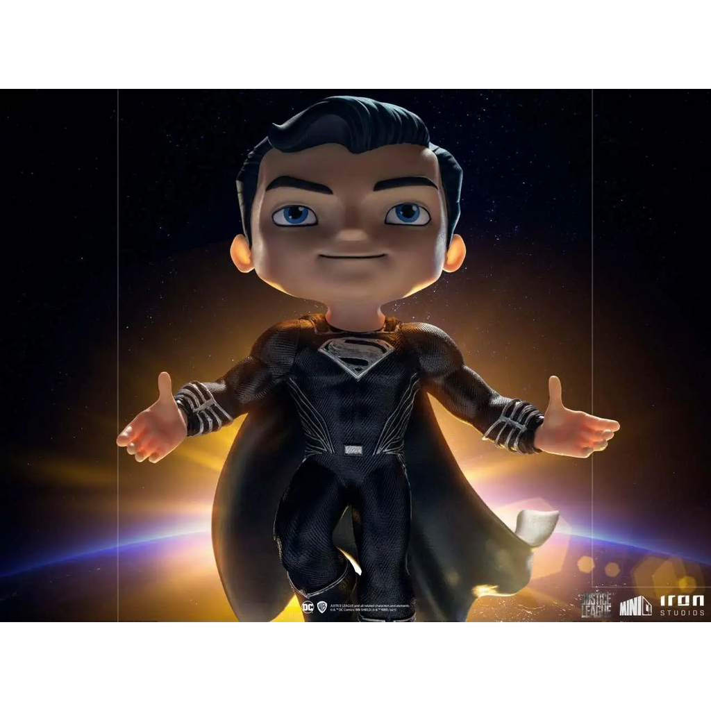 Svart Superman-figur med glansig finish och silveremblem från Justice League MiniCo-statyn