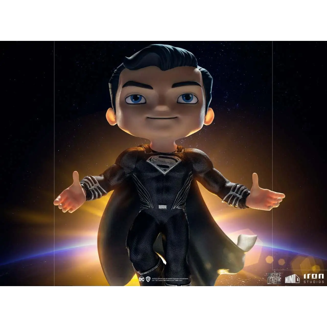 Svart Superman-figur med glansig finish och silveremblem från Justice League MiniCo-statyn