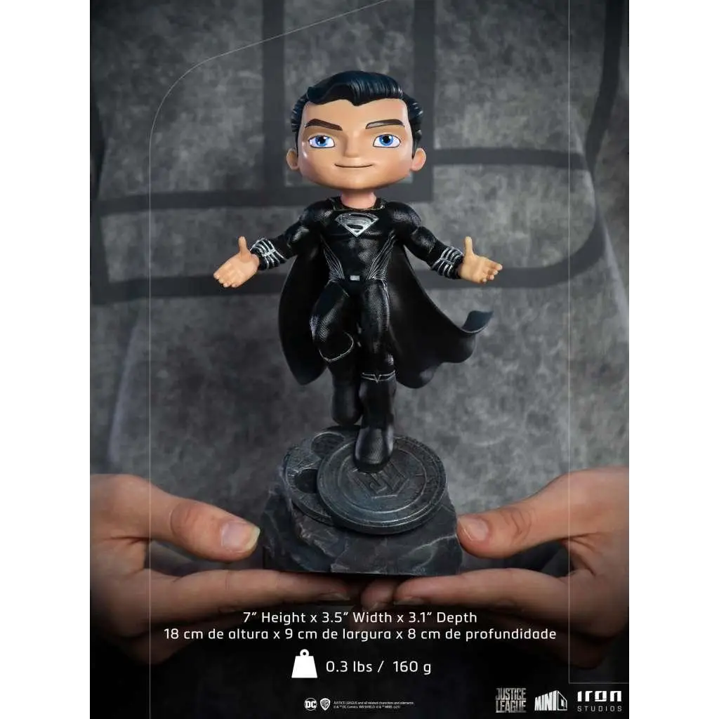 Svart Superman-figur med glansig finish och detaljerad silveremblem på cirkulär bas
