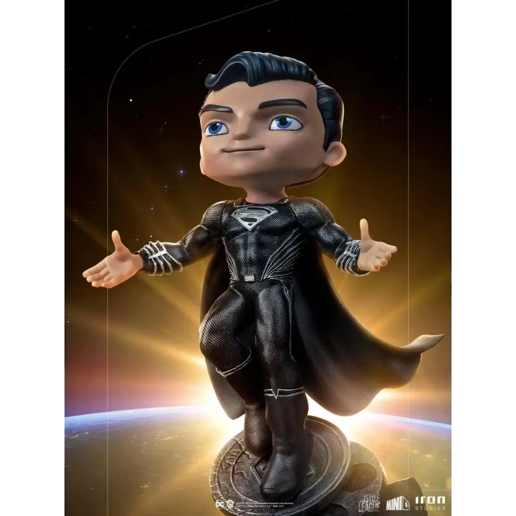 Svart Superman-figur med rustad dräkt, mantel och S-emblem från Justice League MiniCo-staty