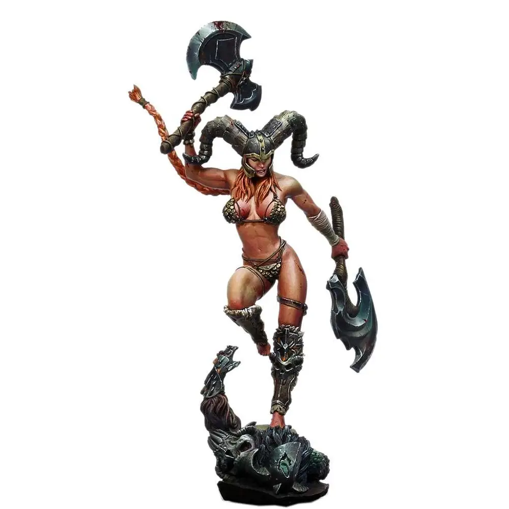 Detaljerad målad figurin av muskulös kvinnlig krigare med ramlika horn och utsmyckad rustning, som håller två yxor. Kabuki Miniature Ky Ra V.2 75mm