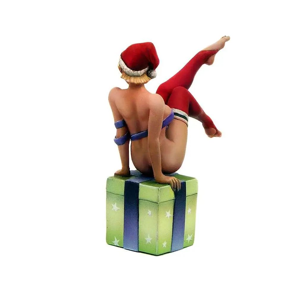 Kabuki miniatyr av kvinna i röd tomteluva och leggings på grön presentlåda