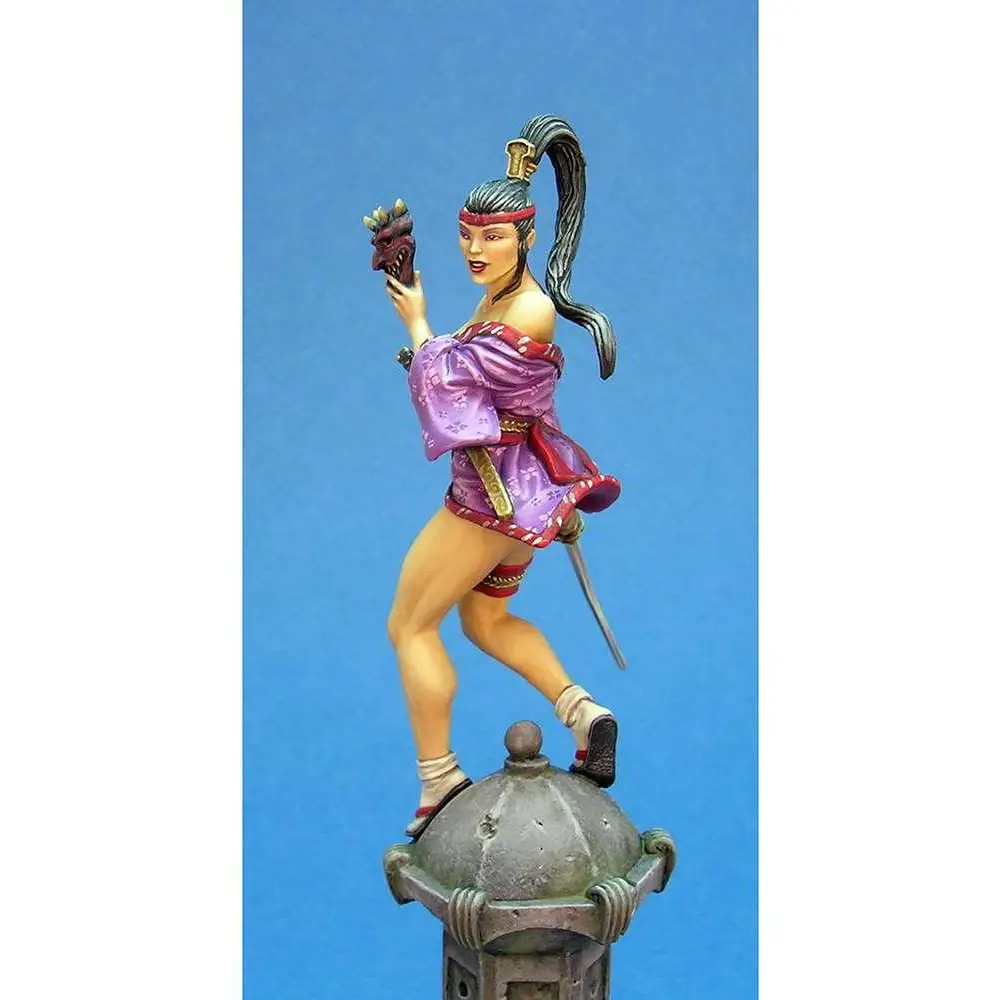 Kabuki Miniature Shinomi 54mm: kvinnlig krigare i dynamisk pose