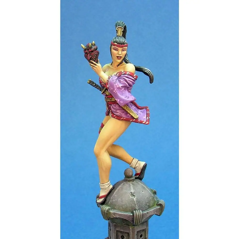 Kabuki Miniature Shinomi 54mm: japansk kvinna i kimono med demonmask och svärd