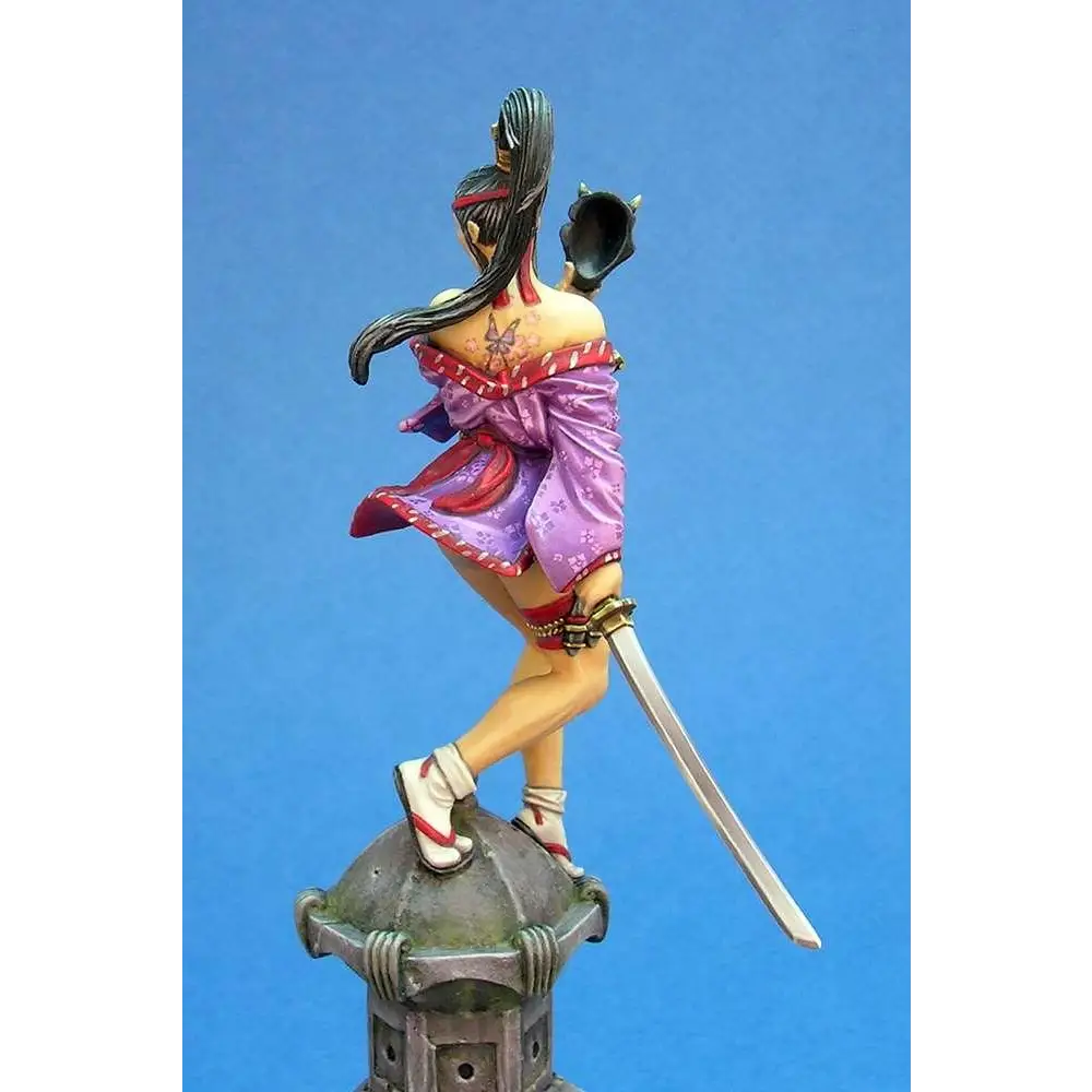 Lila och röd kimono-klädd animekrigare i 54 mm Kabuki-figur