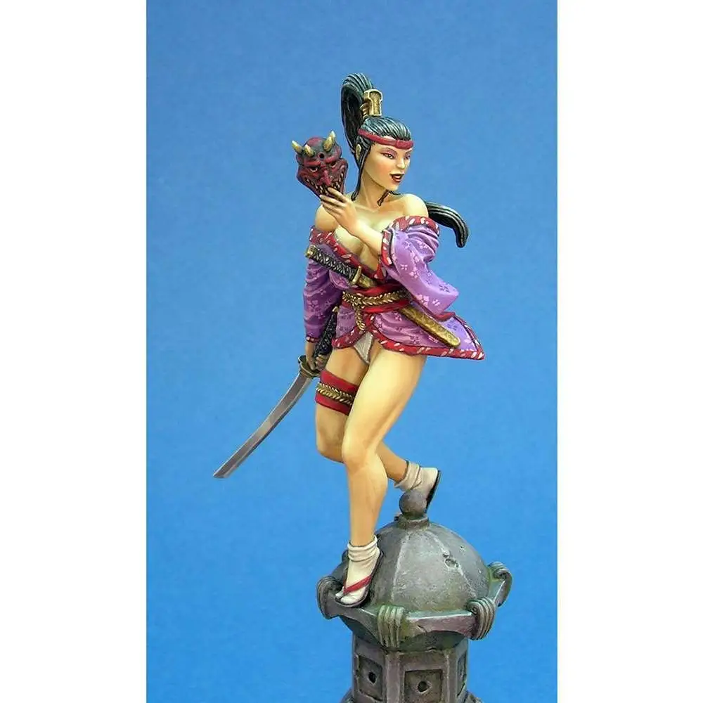 Lila och röd japansk-inspirerad figur av kvinna med svärd på grå lykta, Kabuki Miniature Shinomi 54 mm