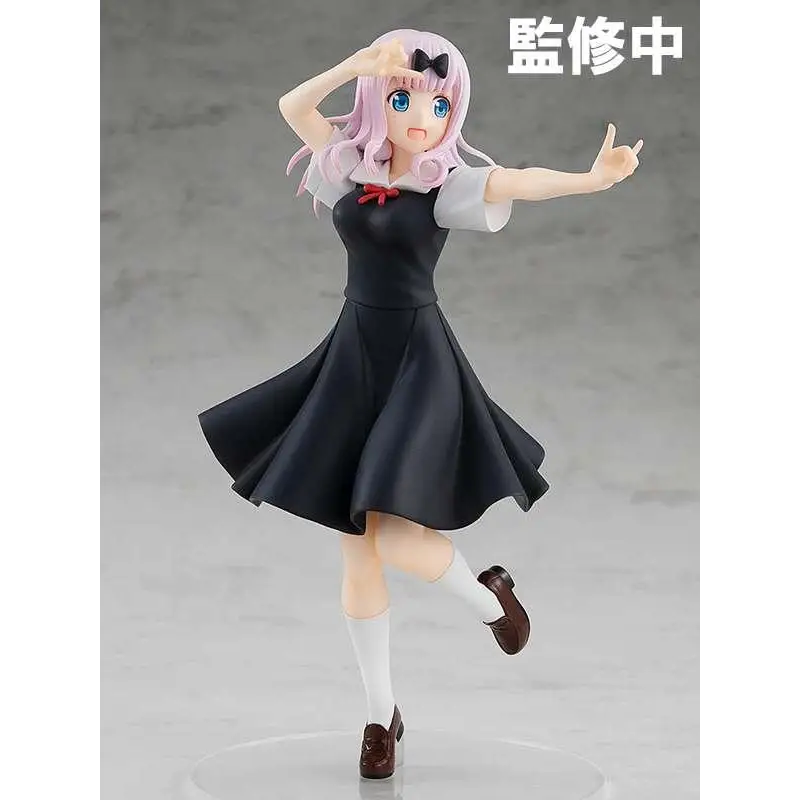 Rosa Chika Fujiwara-figurin med rosa hår, svart klänning, vit krage, röd rosett, bruna skor och vita strumpor från Kaguya-sama: Love is War