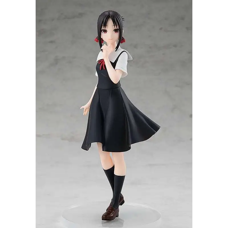 Kaguya-sama: Love is War Kaguya Pup-figur i svartvit skoluniform med röda band, på klar bas