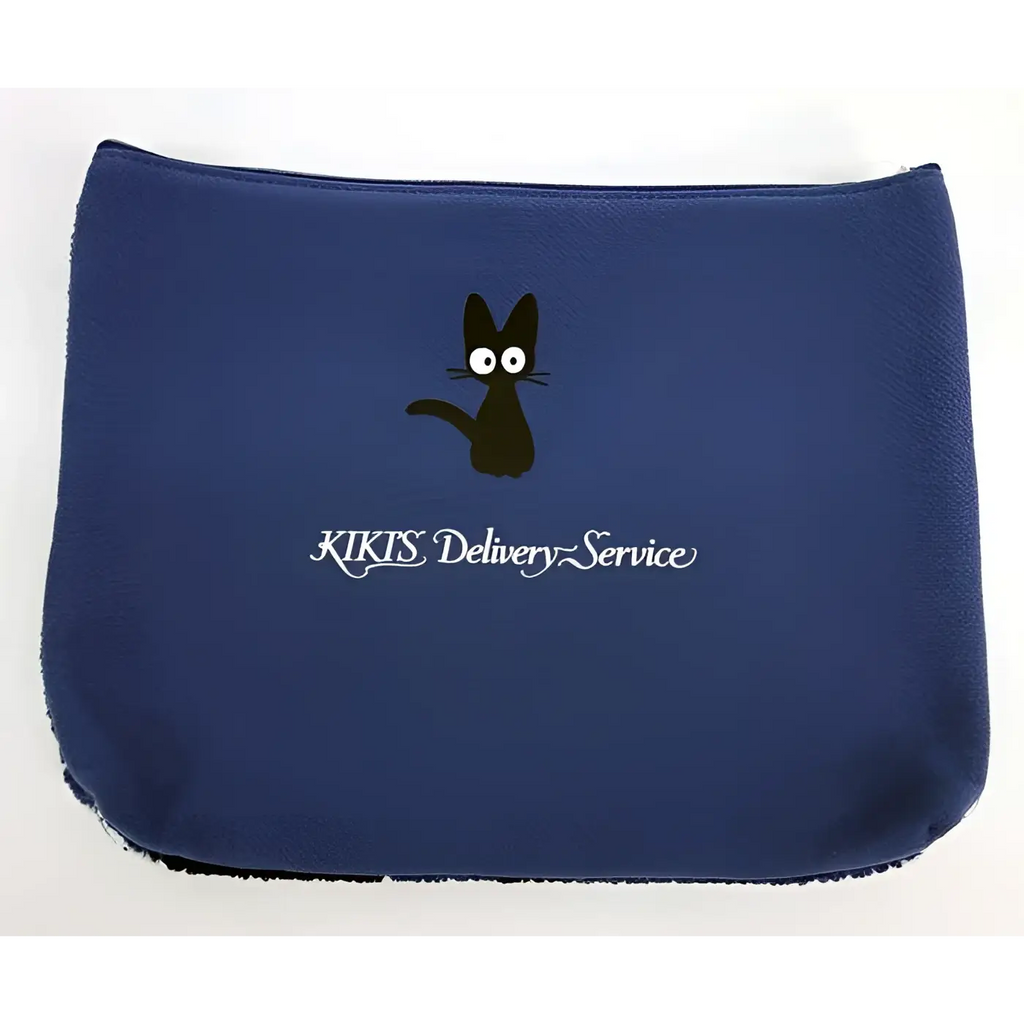 Blå Jiji-pochette med svart katt och vit text Kiki’s Delivery Service